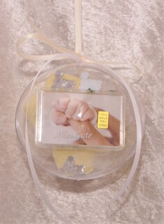 1/10 oz. gold gift bar motif: Birth baby fingers in gift ball / globe handmade decorated